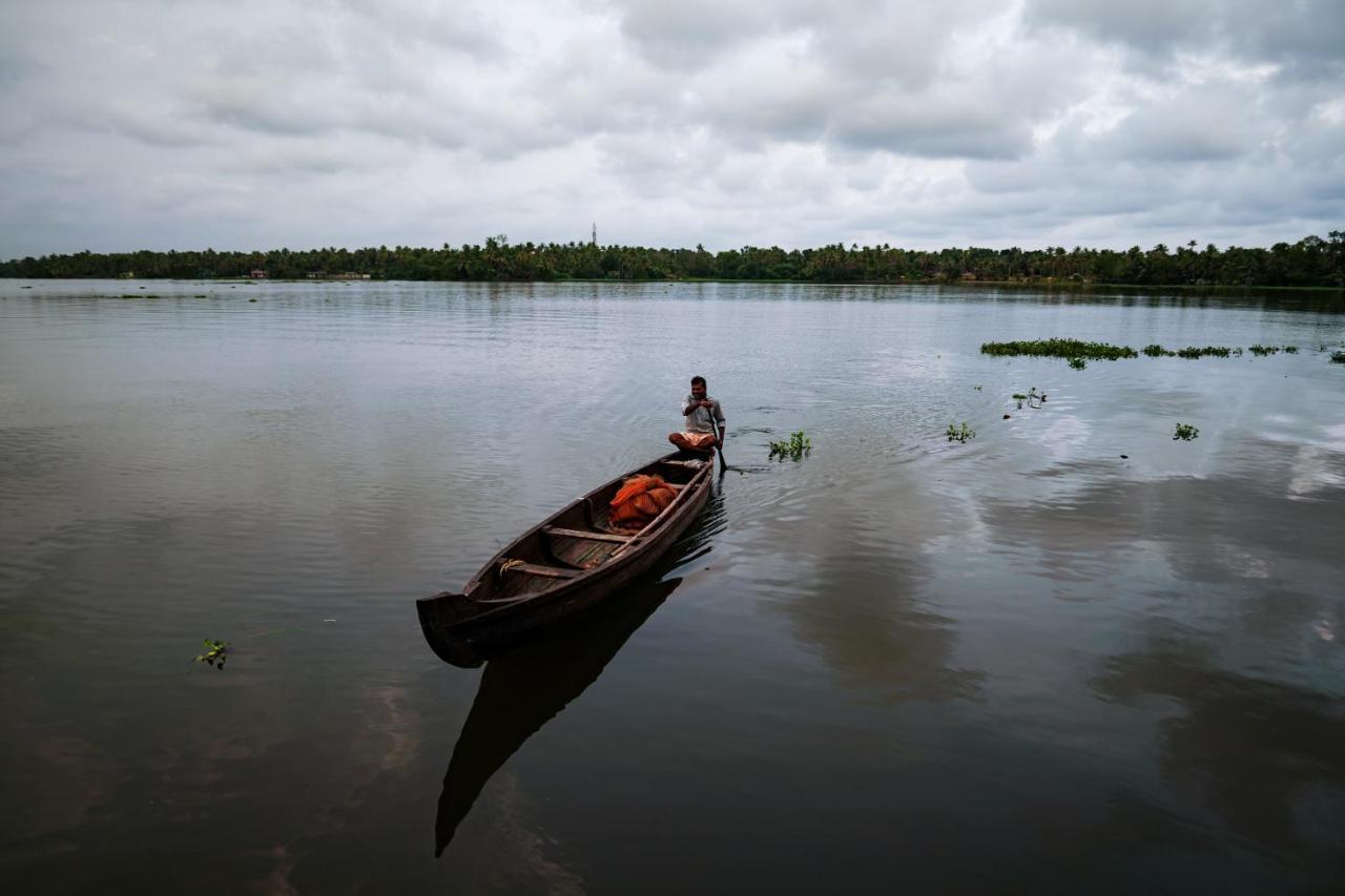 Vismaya Lake Heritage Turavur Экстерьер фото